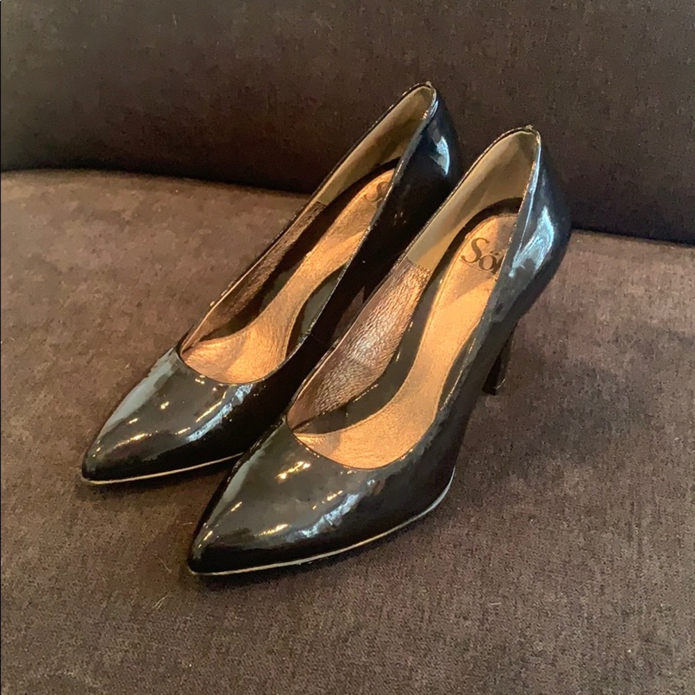 Navy patent leather pumps